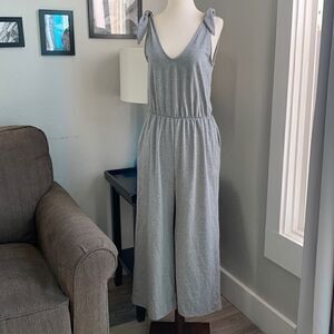 Everly jumpsuit wide leg and cropped v-neck sz small